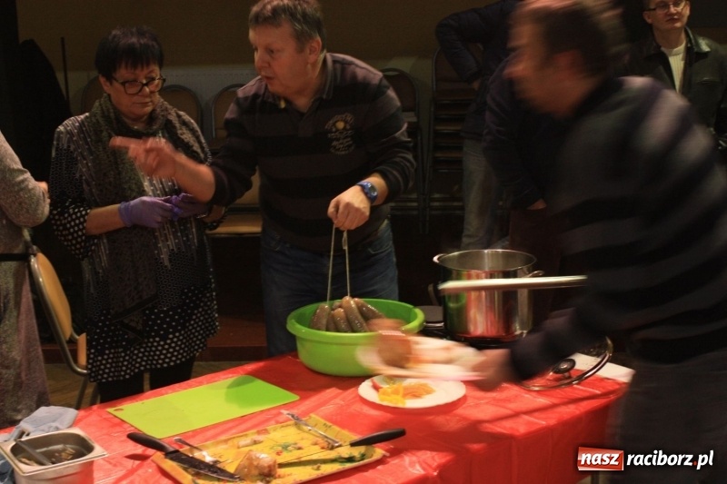 Zdjęcie w galerii na portalu naszraciborz.pl: Aromatycznie, smacznie i przyjemnie. Warsztaty wędzenia w Miejskim Ośrodku Kultury w Krzanowicach wiadomości z regionu