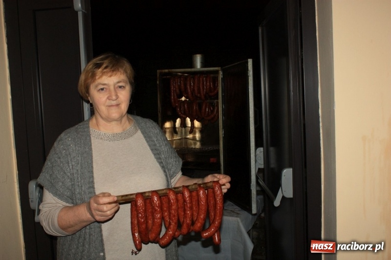 Zdjęcie w galerii na portalu naszraciborz.pl: Aromatycznie, smacznie i przyjemnie. Warsztaty wędzenia w Miejskim Ośrodku Kultury w Krzanowicach wiadomości z regionu