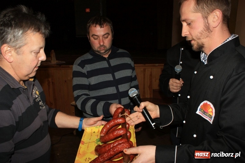 Zdjęcie w galerii na portalu naszraciborz.pl: Aromatycznie, smacznie i przyjemnie. Warsztaty wędzenia w Miejskim Ośrodku Kultury w Krzanowicach wiadomości z regionu