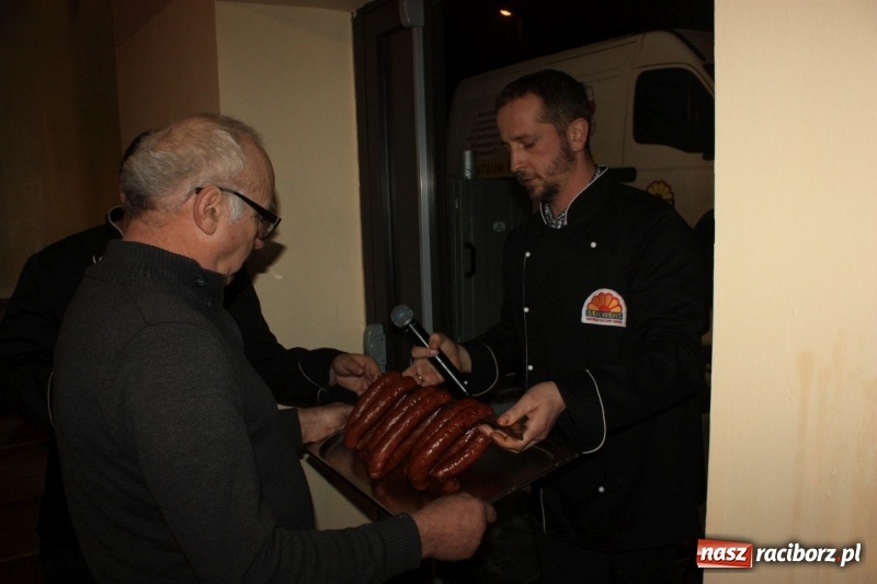 Zdjęcie w galerii na portalu naszraciborz.pl: Aromatycznie, smacznie i przyjemnie. Warsztaty wędzenia w Miejskim Ośrodku Kultury w Krzanowicach wiadomości z regionu