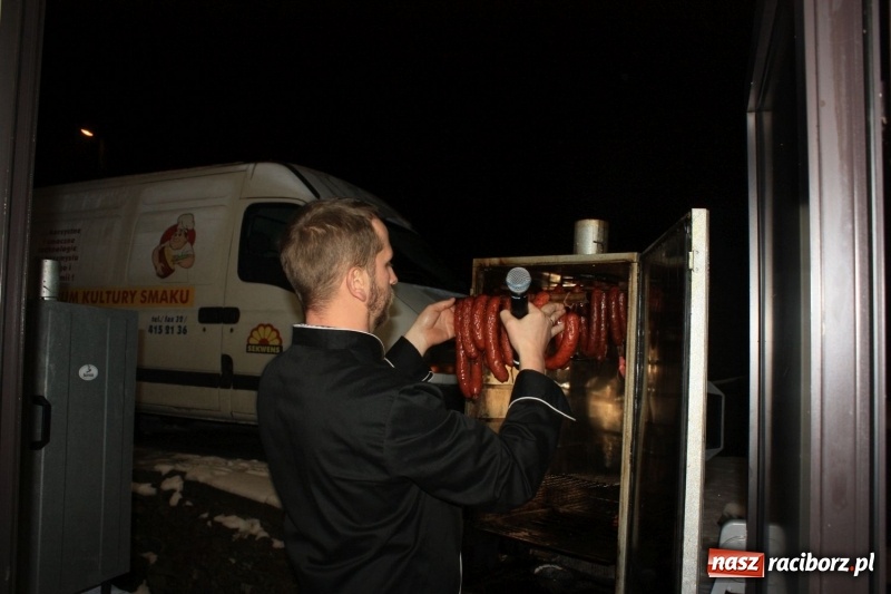 Zdjęcie w galerii na portalu naszraciborz.pl: Aromatycznie, smacznie i przyjemnie. Warsztaty wędzenia w Miejskim Ośrodku Kultury w Krzanowicach wiadomości z regionu