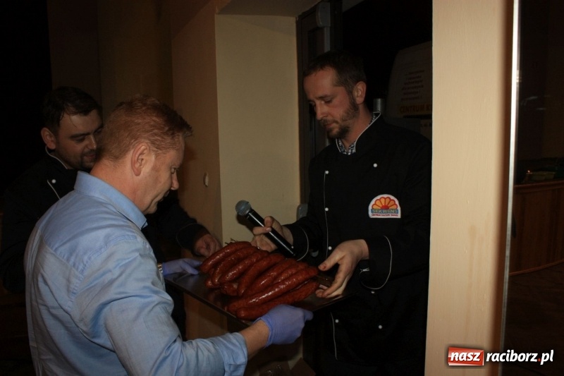 Zdjęcie w galerii na portalu naszraciborz.pl: Aromatycznie, smacznie i przyjemnie. Warsztaty wędzenia w Miejskim Ośrodku Kultury w Krzanowicach wiadomości z regionu