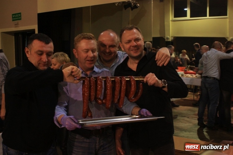 Zdjęcie w galerii na portalu naszraciborz.pl: Aromatycznie, smacznie i przyjemnie. Warsztaty wędzenia w Miejskim Ośrodku Kultury w Krzanowicach wiadomości z regionu
