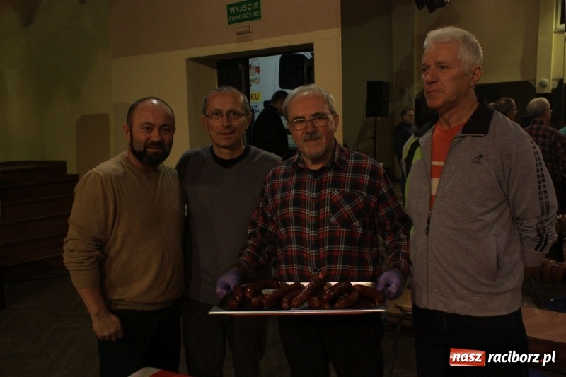 Zdjęcie w galerii na portalu naszraciborz.pl: Aromatycznie, smacznie i przyjemnie. Warsztaty wędzenia w Miejskim Ośrodku Kultury w Krzanowicach wiadomości z regionu