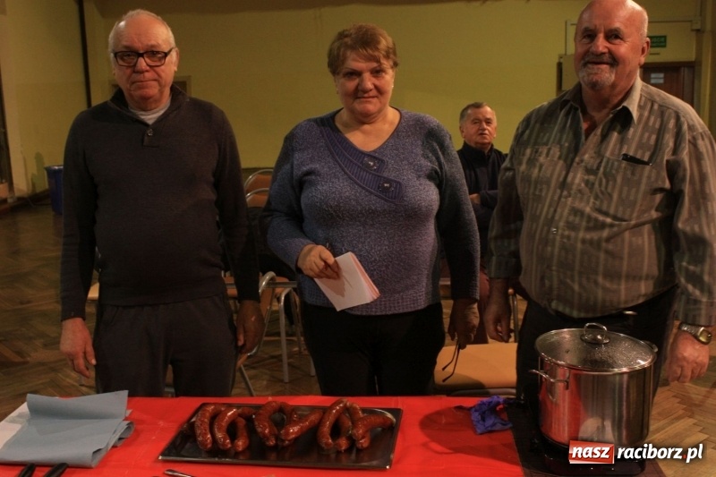 Zdjęcie w galerii na portalu naszraciborz.pl: Aromatycznie, smacznie i przyjemnie. Warsztaty wędzenia w Miejskim Ośrodku Kultury w Krzanowicach wiadomości z regionu