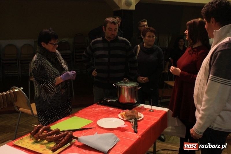Zdjęcie w galerii na portalu naszraciborz.pl: Aromatycznie, smacznie i przyjemnie. Warsztaty wędzenia w Miejskim Ośrodku Kultury w Krzanowicach wiadomości z regionu