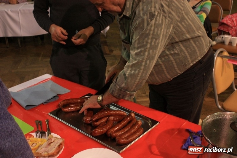 Zdjęcie w galerii na portalu naszraciborz.pl: Aromatycznie, smacznie i przyjemnie. Warsztaty wędzenia w Miejskim Ośrodku Kultury w Krzanowicach wiadomości z regionu