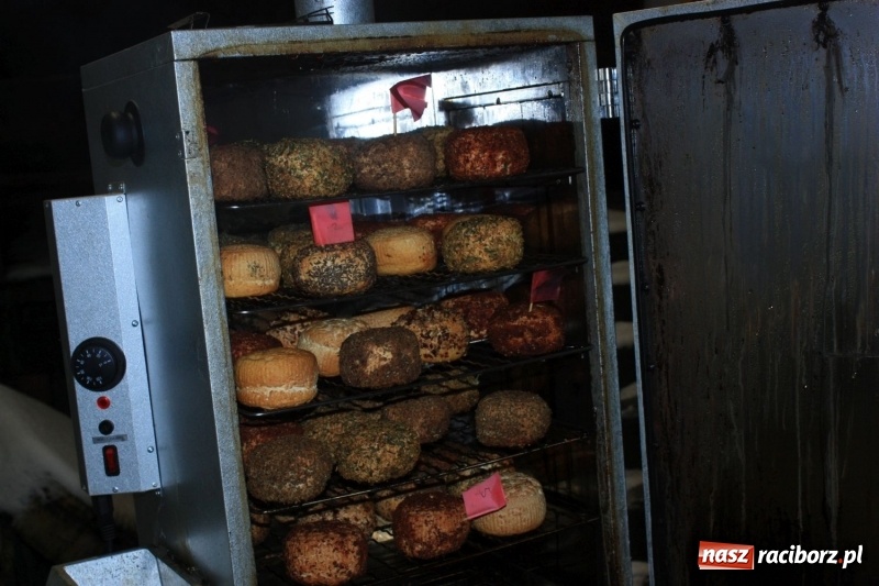 Zdjęcie w galerii na portalu naszraciborz.pl: Aromatycznie, smacznie i przyjemnie. Warsztaty wędzenia w Miejskim Ośrodku Kultury w Krzanowicach wiadomości z regionu