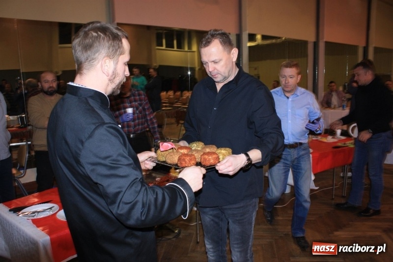 Zdjęcie w galerii na portalu naszraciborz.pl: Aromatycznie, smacznie i przyjemnie. Warsztaty wędzenia w Miejskim Ośrodku Kultury w Krzanowicach wiadomości z regionu