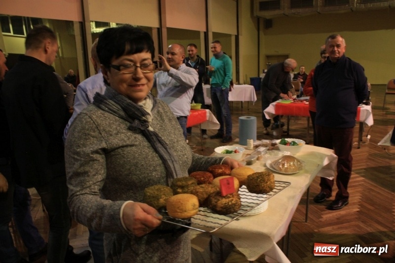 Zdjęcie w galerii na portalu naszraciborz.pl: Aromatycznie, smacznie i przyjemnie. Warsztaty wędzenia w Miejskim Ośrodku Kultury w Krzanowicach wiadomości z regionu