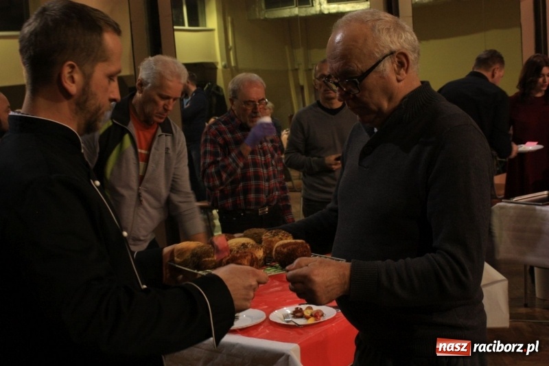 Zdjęcie w galerii na portalu naszraciborz.pl: Aromatycznie, smacznie i przyjemnie. Warsztaty wędzenia w Miejskim Ośrodku Kultury w Krzanowicach wiadomości z regionu