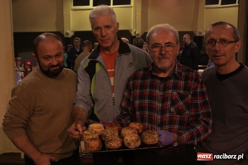 Zdjęcie w galerii na portalu naszraciborz.pl: Aromatycznie, smacznie i przyjemnie. Warsztaty wędzenia w Miejskim Ośrodku Kultury w Krzanowicach wiadomości z regionu