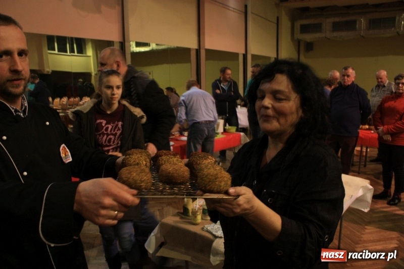 Zdjęcie w galerii na portalu naszraciborz.pl: Aromatycznie, smacznie i przyjemnie. Warsztaty wędzenia w Miejskim Ośrodku Kultury w Krzanowicach wiadomości z regionu