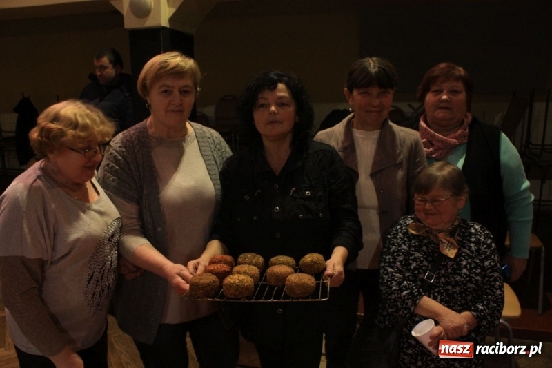 Zdjęcie w galerii na portalu naszraciborz.pl: Aromatycznie, smacznie i przyjemnie. Warsztaty wędzenia w Miejskim Ośrodku Kultury w Krzanowicach wiadomości z regionu