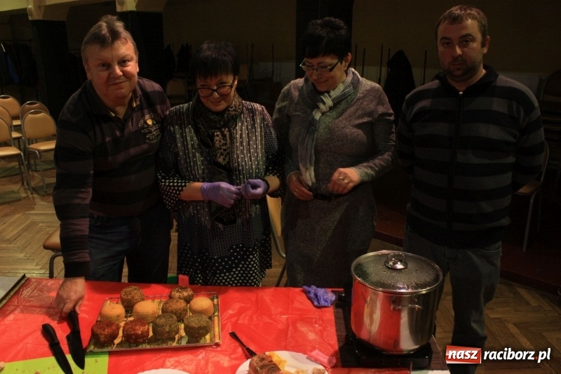 Zdjęcie w galerii na portalu naszraciborz.pl: Aromatycznie, smacznie i przyjemnie. Warsztaty wędzenia w Miejskim Ośrodku Kultury w Krzanowicach wiadomości z regionu