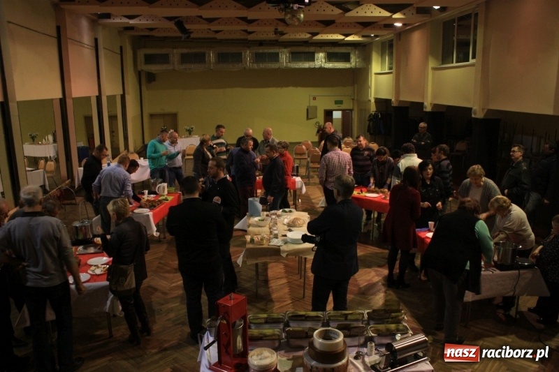 Zdjęcie w galerii na portalu naszraciborz.pl: Aromatycznie, smacznie i przyjemnie. Warsztaty wędzenia w Miejskim Ośrodku Kultury w Krzanowicach wiadomości z regionu