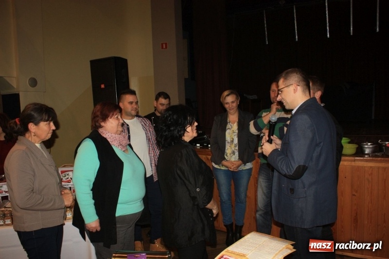 Zdjęcie w galerii na portalu naszraciborz.pl: Aromatycznie, smacznie i przyjemnie. Warsztaty wędzenia w Miejskim Ośrodku Kultury w Krzanowicach wiadomości z regionu