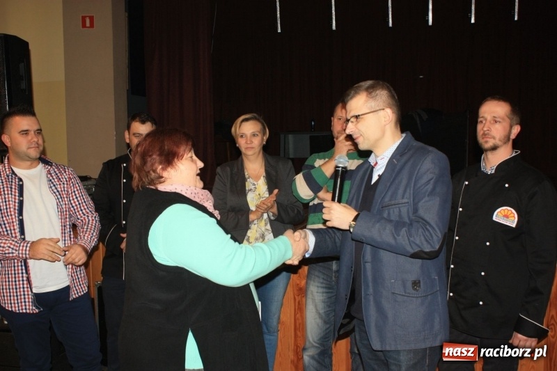 Zdjęcie w galerii na portalu naszraciborz.pl: Aromatycznie, smacznie i przyjemnie. Warsztaty wędzenia w Miejskim Ośrodku Kultury w Krzanowicach wiadomości z regionu