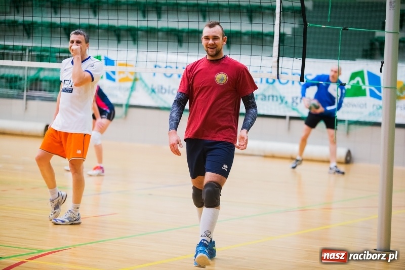 Zdjęcie w galerii na portalu naszraciborz.pl: I Raciborski Nocny Turniej Mikołajkowy w Piłce Siatkowej wiadomości z regionu
