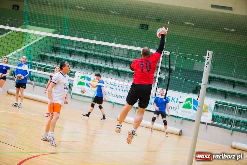 Zdjęcie w galerii na portalu naszraciborz.pl: I Raciborski Nocny Turniej Mikołajkowy w Piłce Siatkowej wiadomości z regionu