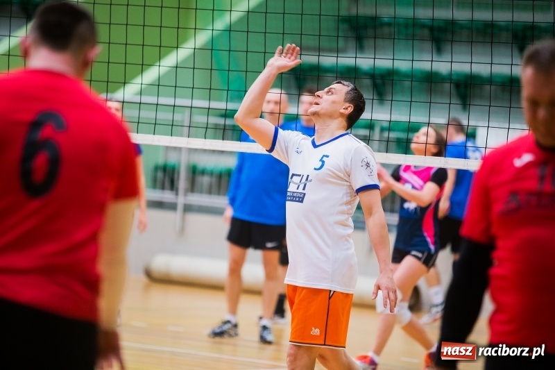 Zdjęcie w galerii na portalu naszraciborz.pl: I Raciborski Nocny Turniej Mikołajkowy w Piłce Siatkowej wiadomości z regionu