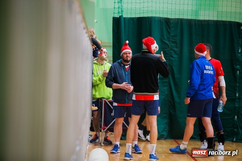 Zdjęcie w galerii na portalu naszraciborz.pl: I Raciborski Nocny Turniej Mikołajkowy w Piłce Siatkowej wiadomości z regionu