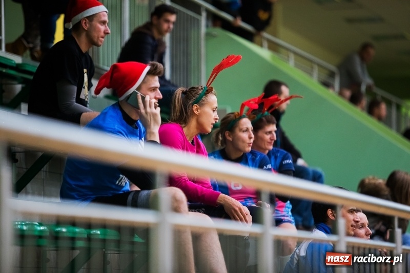 Zdjęcie w galerii na portalu naszraciborz.pl: I Raciborski Nocny Turniej Mikołajkowy w Piłce Siatkowej wiadomości z regionu