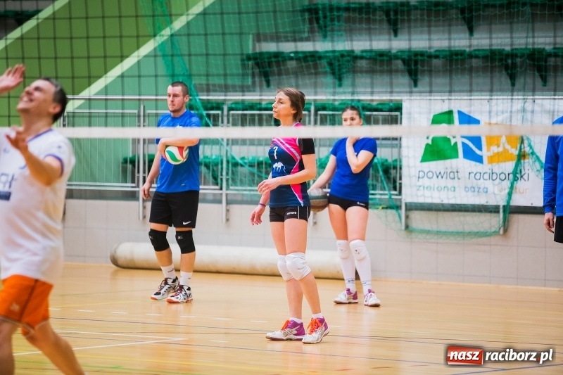 Zdjęcie w galerii na portalu naszraciborz.pl: I Raciborski Nocny Turniej Mikołajkowy w Piłce Siatkowej wiadomości z regionu
