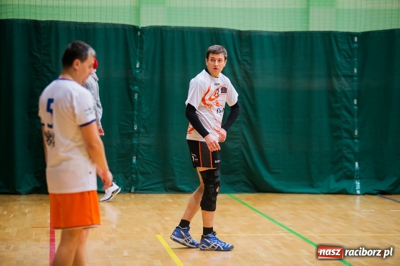 Zdjęcie w galerii na portalu naszraciborz.pl: I Raciborski Nocny Turniej Mikołajkowy w Piłce Siatkowej wiadomości z regionu