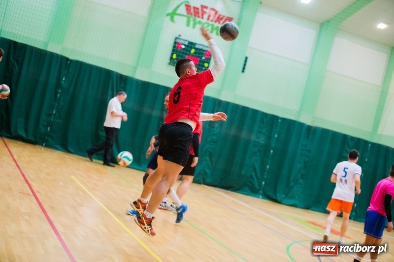 Zdjęcie w galerii na portalu naszraciborz.pl: I Raciborski Nocny Turniej Mikołajkowy w Piłce Siatkowej wiadomości z regionu