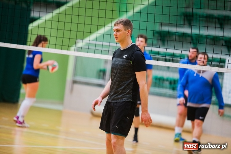 Zdjęcie w galerii na portalu naszraciborz.pl: I Raciborski Nocny Turniej Mikołajkowy w Piłce Siatkowej wiadomości z regionu