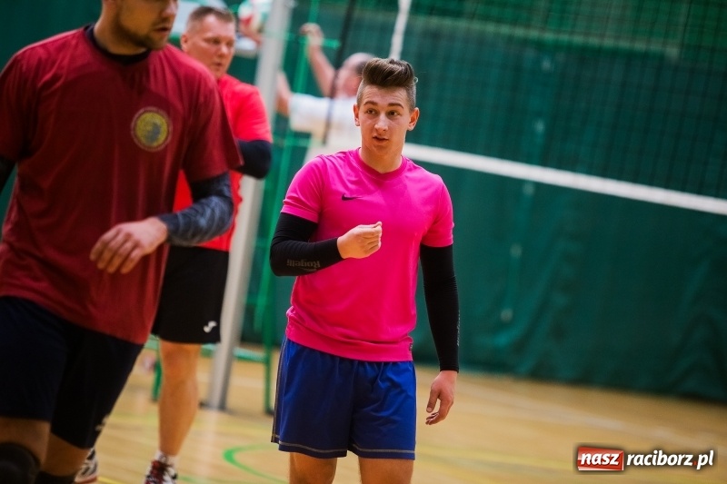 Zdjęcie w galerii na portalu naszraciborz.pl: I Raciborski Nocny Turniej Mikołajkowy w Piłce Siatkowej wiadomości z regionu