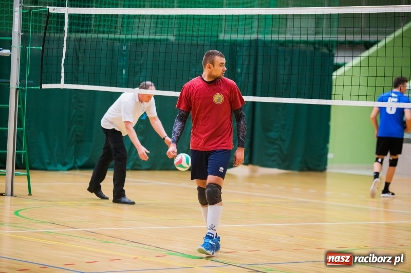 Zdjęcie w galerii na portalu naszraciborz.pl: I Raciborski Nocny Turniej Mikołajkowy w Piłce Siatkowej wiadomości z regionu