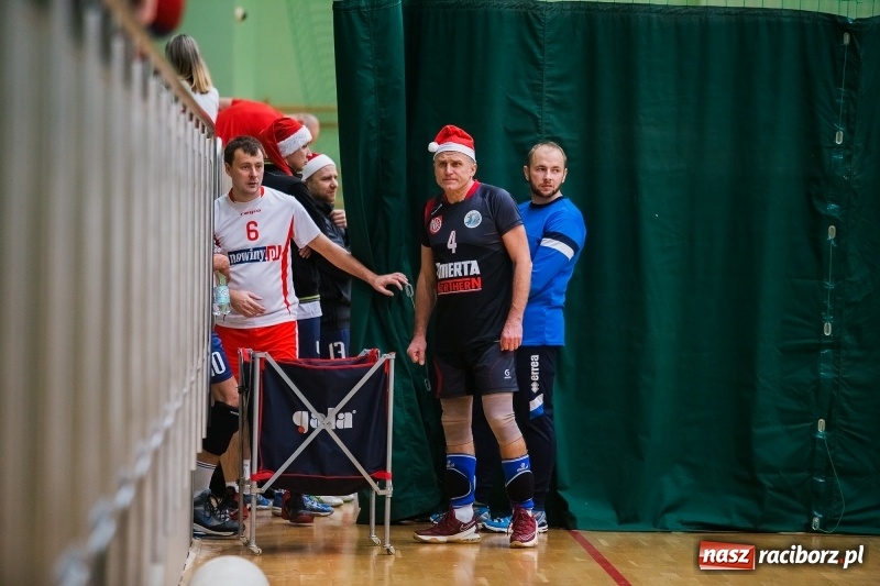 Zdjęcie w galerii na portalu naszraciborz.pl: I Raciborski Nocny Turniej Mikołajkowy w Piłce Siatkowej wiadomości z regionu