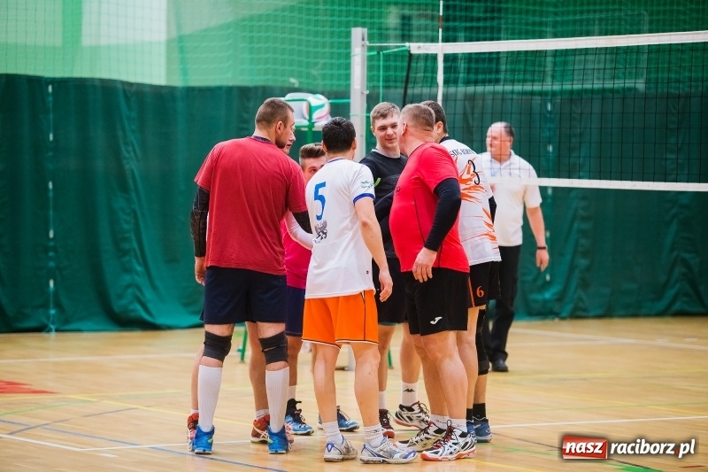 Zdjęcie w galerii na portalu naszraciborz.pl: I Raciborski Nocny Turniej Mikołajkowy w Piłce Siatkowej wiadomości z regionu