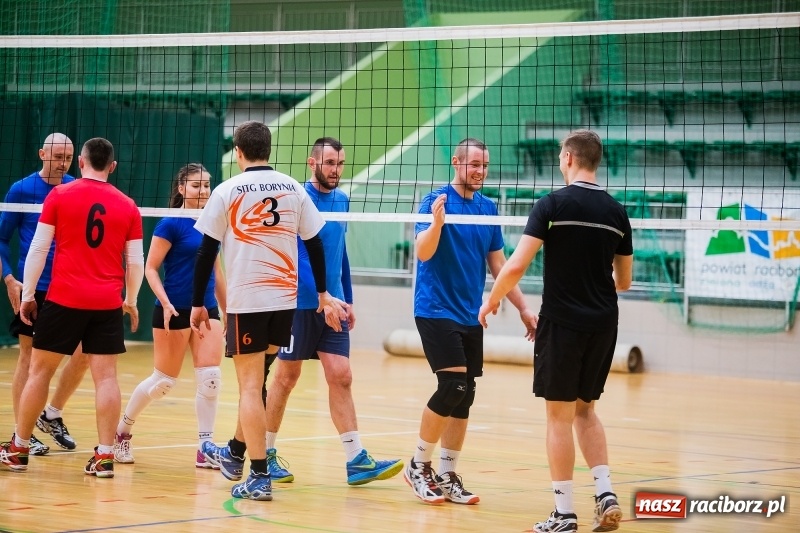 Zdjęcie w galerii na portalu naszraciborz.pl: I Raciborski Nocny Turniej Mikołajkowy w Piłce Siatkowej wiadomości z regionu