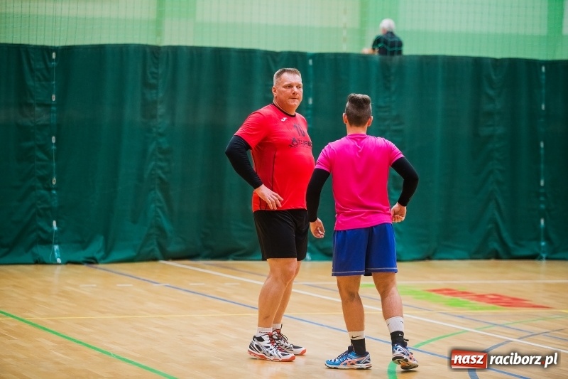 Zdjęcie w galerii na portalu naszraciborz.pl: I Raciborski Nocny Turniej Mikołajkowy w Piłce Siatkowej wiadomości z regionu