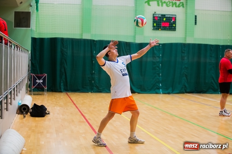 Zdjęcie w galerii na portalu naszraciborz.pl: I Raciborski Nocny Turniej Mikołajkowy w Piłce Siatkowej wiadomości z regionu