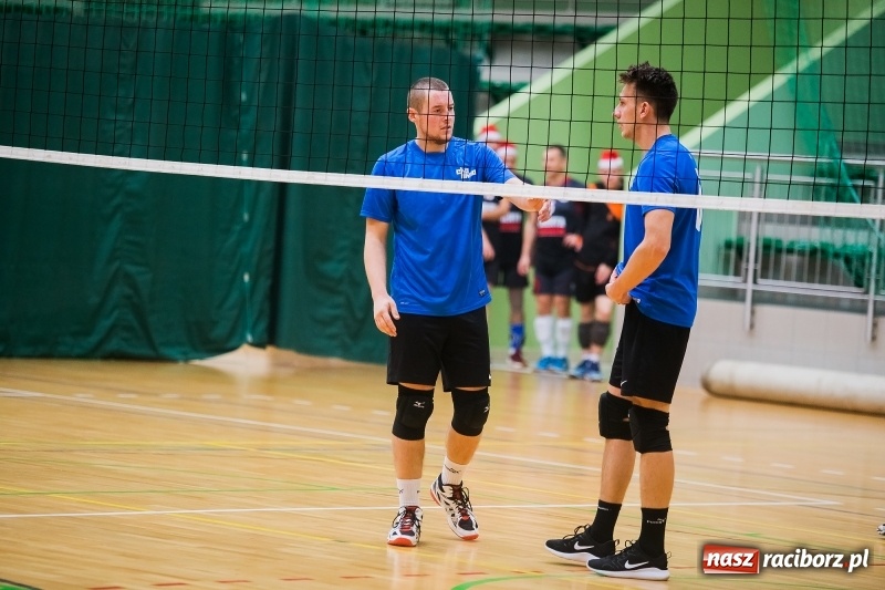 Zdjęcie w galerii na portalu naszraciborz.pl: I Raciborski Nocny Turniej Mikołajkowy w Piłce Siatkowej wiadomości z regionu