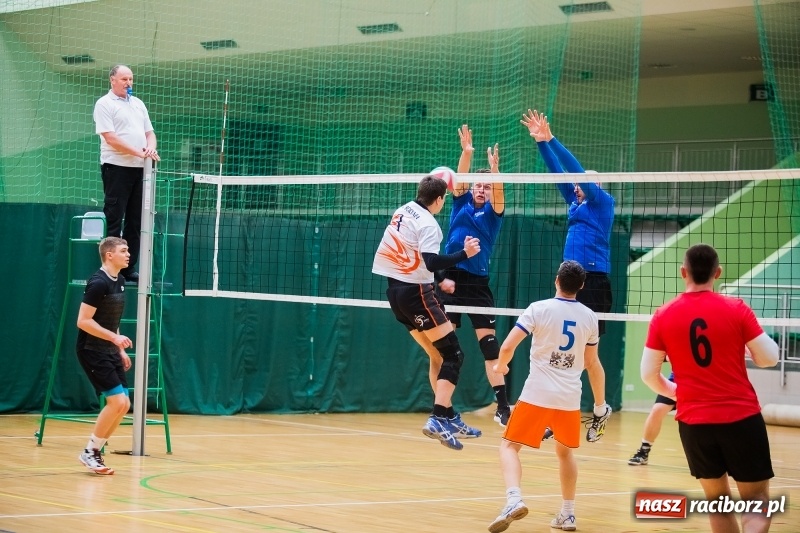 Zdjęcie w galerii na portalu naszraciborz.pl: I Raciborski Nocny Turniej Mikołajkowy w Piłce Siatkowej wiadomości z regionu