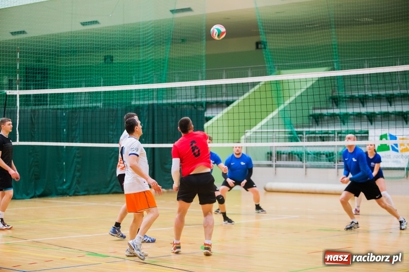 Zdjęcie w galerii na portalu naszraciborz.pl: I Raciborski Nocny Turniej Mikołajkowy w Piłce Siatkowej wiadomości z regionu
