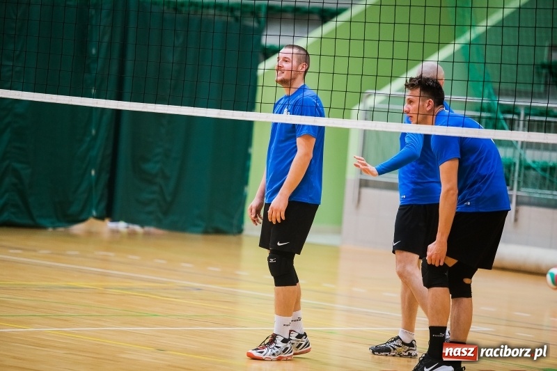 Zdjęcie w galerii na portalu naszraciborz.pl: I Raciborski Nocny Turniej Mikołajkowy w Piłce Siatkowej wiadomości z regionu