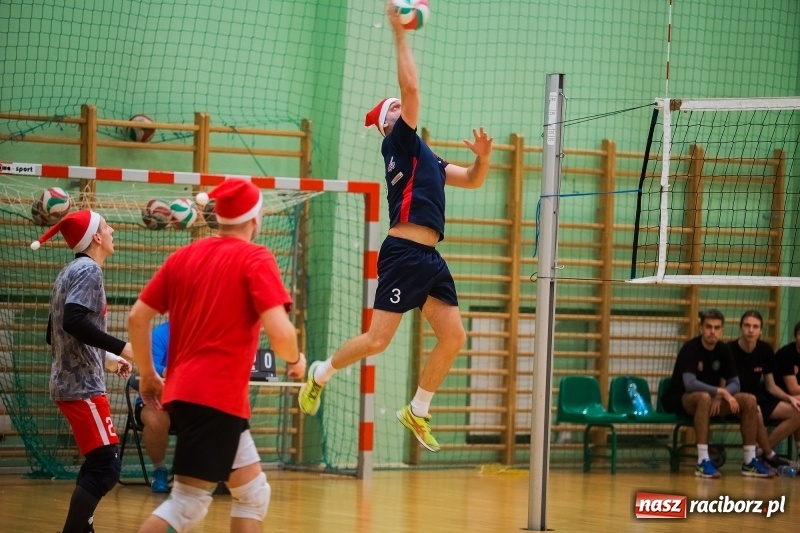 Zdjęcie w galerii na portalu naszraciborz.pl: I Raciborski Nocny Turniej Mikołajkowy w Piłce Siatkowej wiadomości z regionu