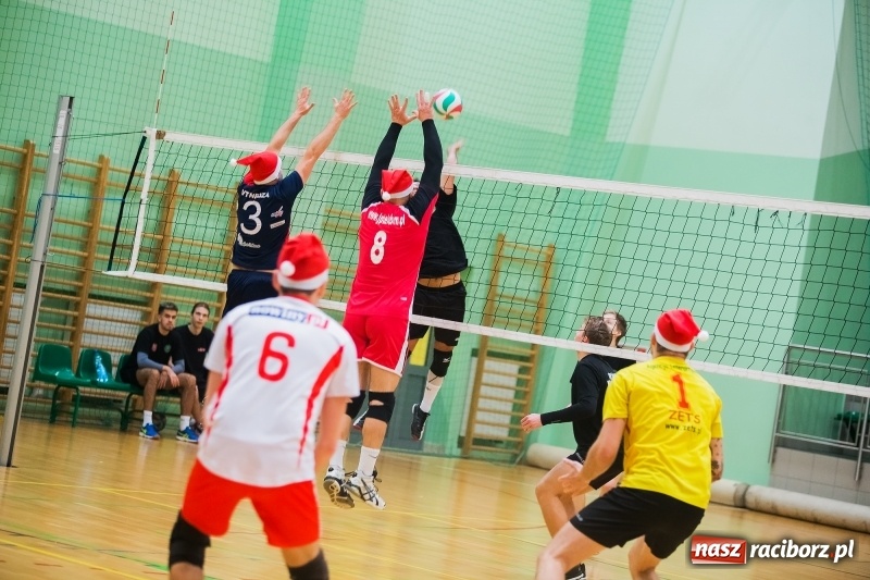 Zdjęcie w galerii na portalu naszraciborz.pl: I Raciborski Nocny Turniej Mikołajkowy w Piłce Siatkowej wiadomości z regionu