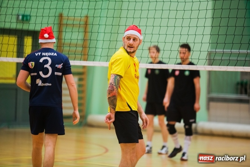 Zdjęcie w galerii na portalu naszraciborz.pl: I Raciborski Nocny Turniej Mikołajkowy w Piłce Siatkowej wiadomości z regionu