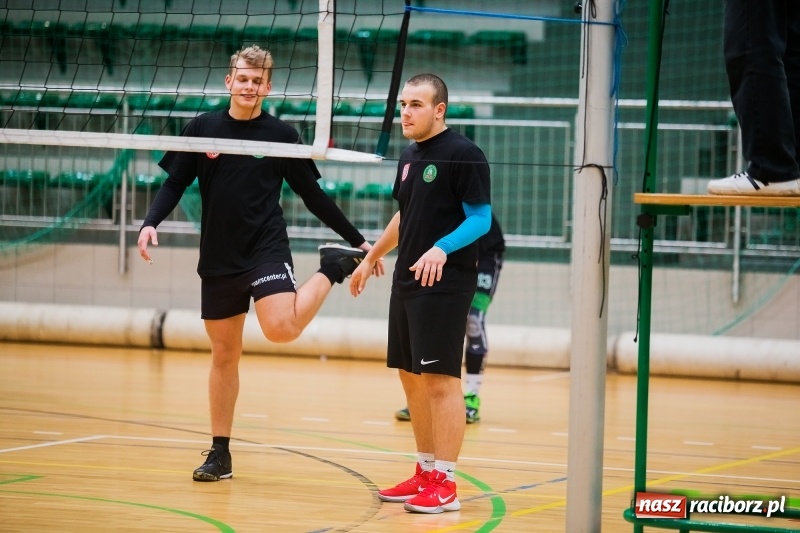 Zdjęcie w galerii na portalu naszraciborz.pl: I Raciborski Nocny Turniej Mikołajkowy w Piłce Siatkowej wiadomości z regionu