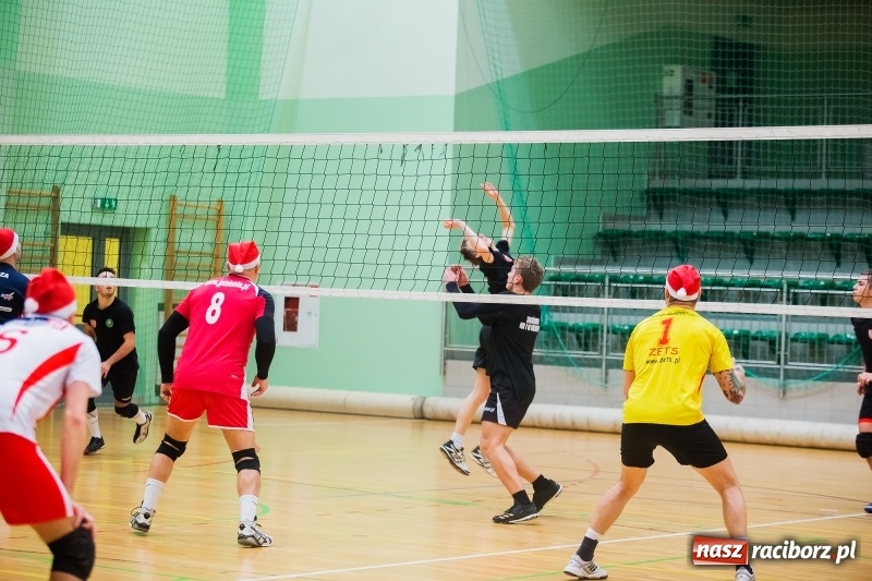 Zdjęcie w galerii na portalu naszraciborz.pl: I Raciborski Nocny Turniej Mikołajkowy w Piłce Siatkowej wiadomości z regionu