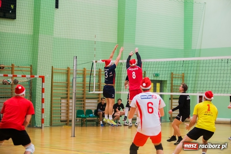 Zdjęcie w galerii na portalu naszraciborz.pl: I Raciborski Nocny Turniej Mikołajkowy w Piłce Siatkowej wiadomości z regionu