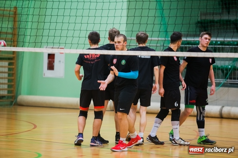 Zdjęcie w galerii na portalu naszraciborz.pl: I Raciborski Nocny Turniej Mikołajkowy w Piłce Siatkowej wiadomości z regionu