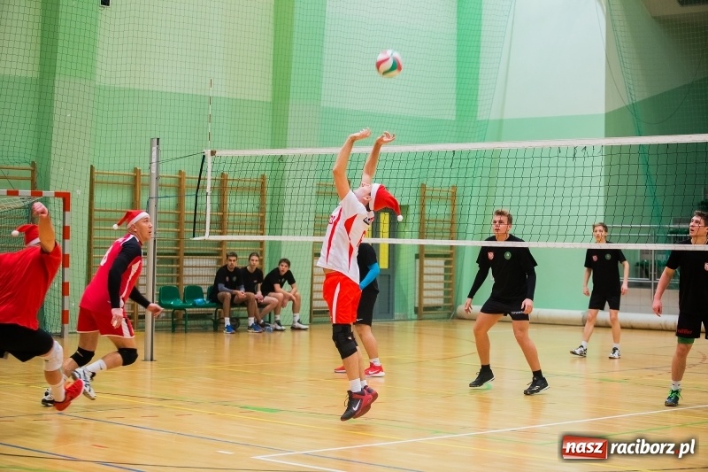 Zdjęcie w galerii na portalu naszraciborz.pl: I Raciborski Nocny Turniej Mikołajkowy w Piłce Siatkowej wiadomości z regionu